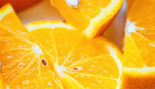 Veľké kúsky nakrájaného pomaranča